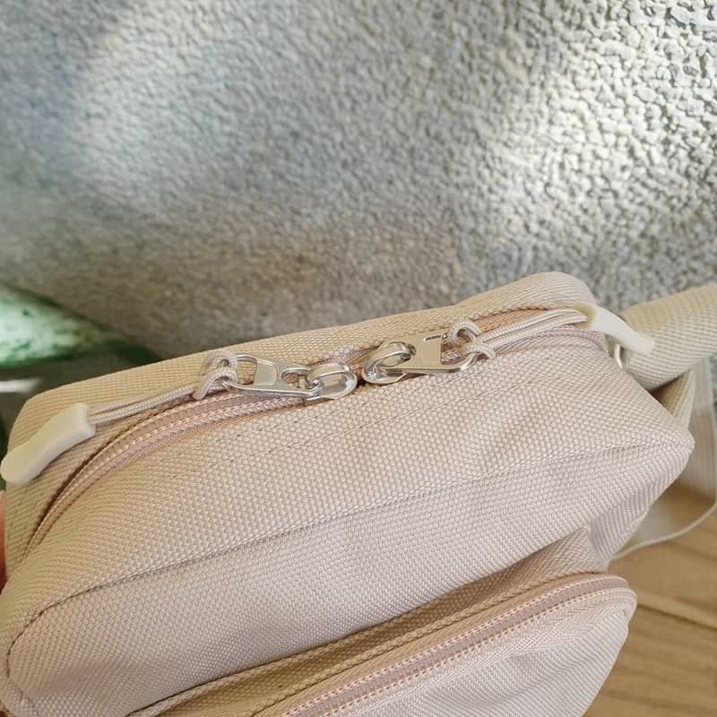 蔦咪啊 刺繡圖案中型防潑水尼龍包 斜背包 (卡其) / 臭臉橘貓