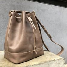 同色拼接款水桶包 / 斜背包 Color: 藕灰 Size: S  植鞣牛皮製