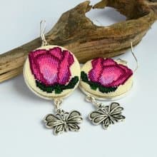 玫瑰刺繡精緻耳環 十字繡自然首飾配蝴蝶吊飾 手工花卉粉色禮物