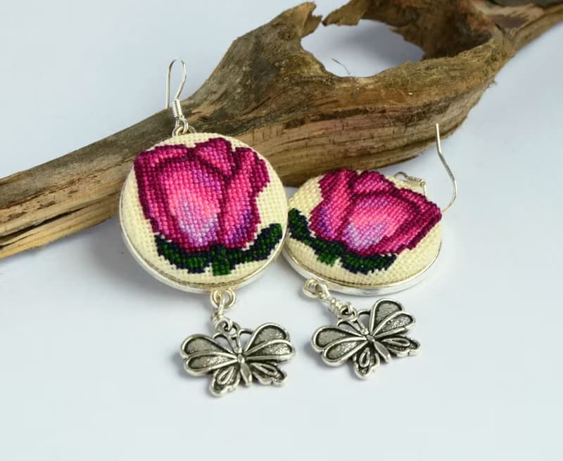 玫瑰刺繡精緻耳環 十字繡自然首飾配蝴蝶吊飾 手工花卉粉色禮物