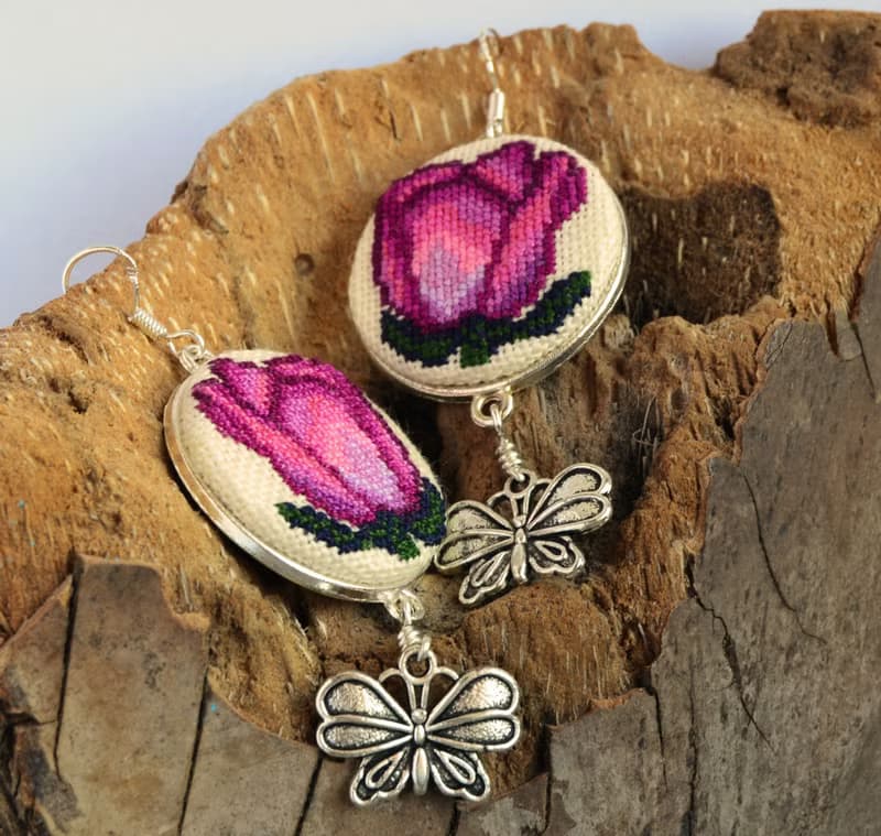 玫瑰刺繡精緻耳環 十字繡自然首飾配蝴蝶吊飾 手工花卉粉色禮物