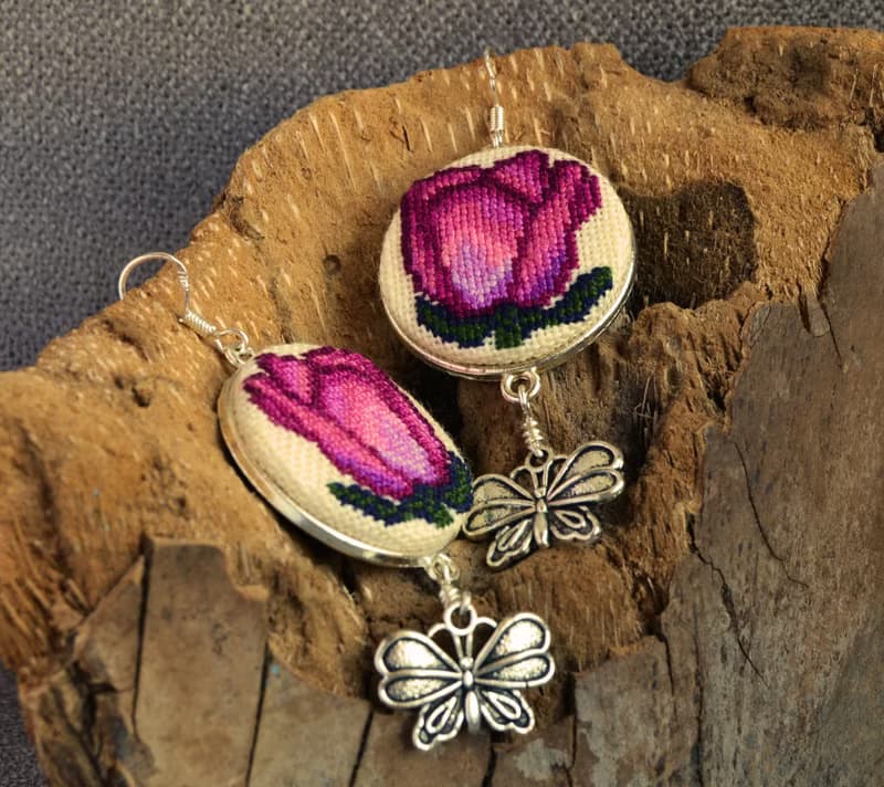 玫瑰刺繡精緻耳環 十字繡自然首飾配蝴蝶吊飾 手工花卉粉色禮物
