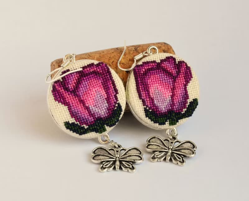 玫瑰刺繡精緻耳環 十字繡自然首飾配蝴蝶吊飾 手工花卉粉色禮物