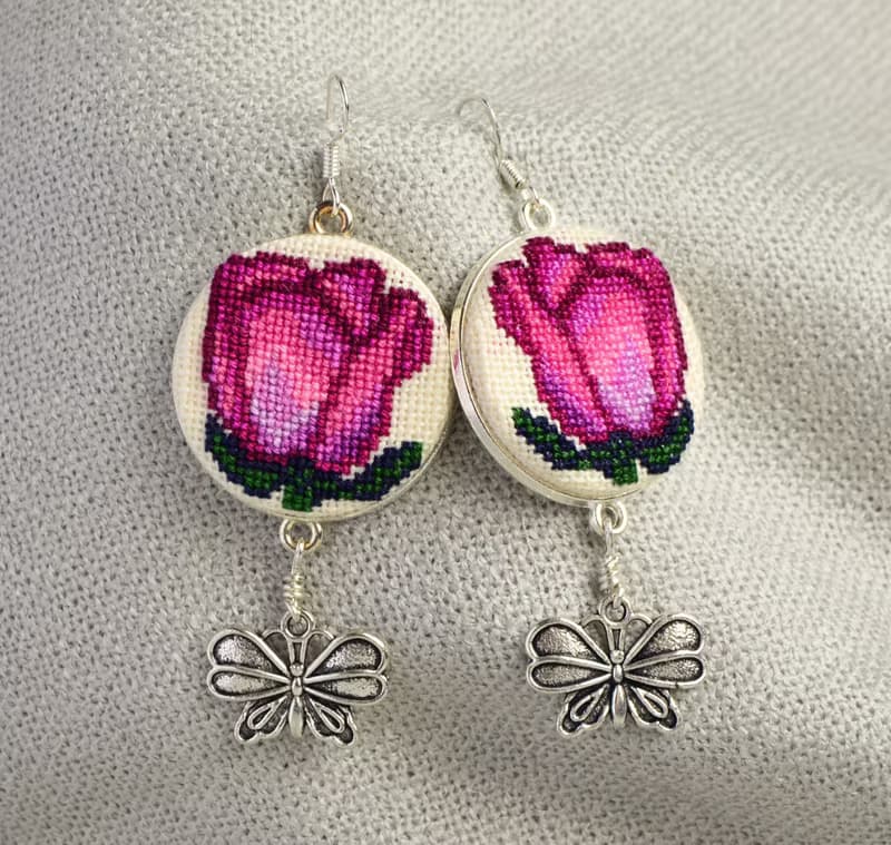 玫瑰刺繡精緻耳環 十字繡自然首飾配蝴蝶吊飾 手工花卉粉色禮物