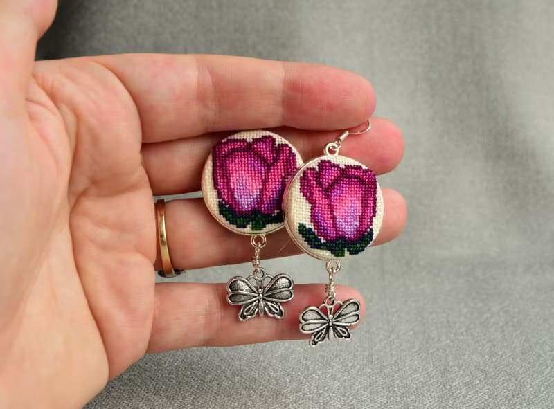 玫瑰刺繡精緻耳環 十字繡自然首飾配蝴蝶吊飾 手工花卉粉色禮物