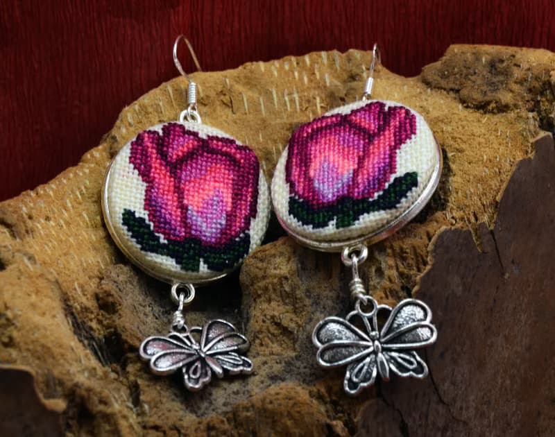 玫瑰刺繡精緻耳環 十字繡自然首飾配蝴蝶吊飾 手工花卉粉色禮物