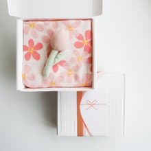 【kontex x Lien】日本二層紗包巾花朵安撫玩偶禮盒(附提袋)