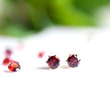 ガーネットの赤いスタッドピアス 4mm 1月誕生石 14KGF