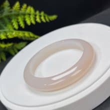精品 溏心瑪瑙手镯 58MM 冰潤粉白飄淺蜂蜜糖 玉髓手環 脈輪魅力