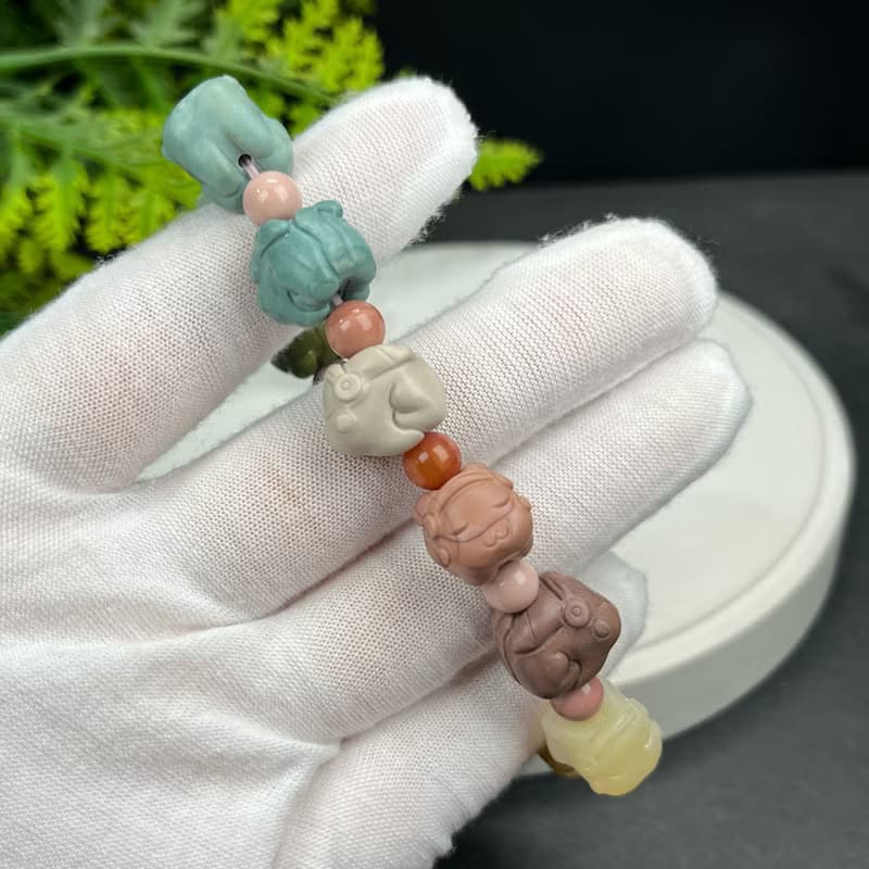 精品趣味阿拉善瑪瑙手串多彩啞光玉化雕刻耳機睡眠萌兔吉祥繁榮