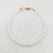 【日本製】フロスト水晶の細身ブレスレット　不器用さんでも安心、ストレスゼロのワンタッチ装着