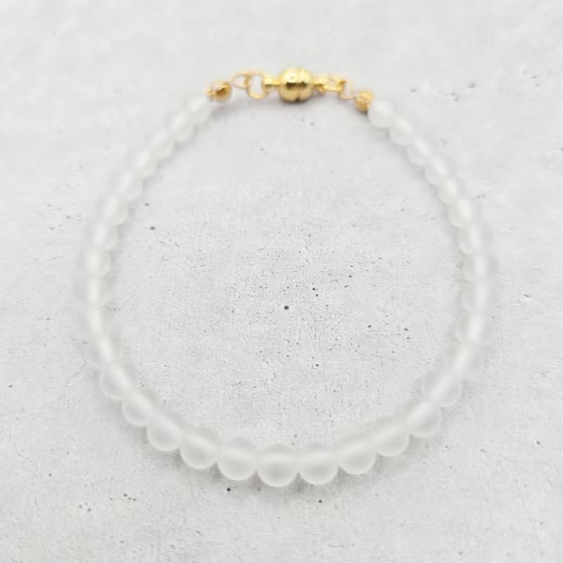 【日本製】フロスト水晶の細身ブレスレット　不器用さんでも安心、ストレスゼロのワンタッチ装着