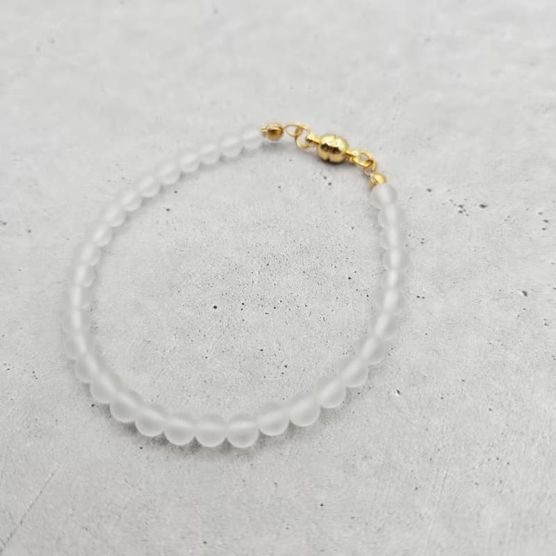 【日本製】フロスト水晶の細身ブレスレット　不器用さんでも安心、ストレスゼロのワンタッチ装着