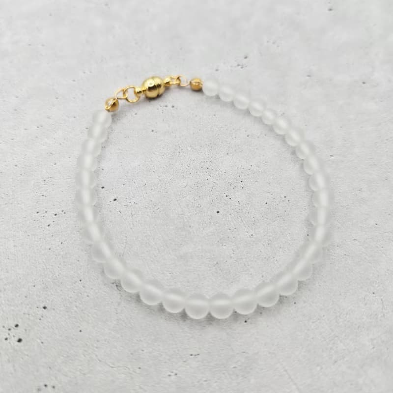 【日本製】フロスト水晶の細身ブレスレット　不器用さんでも安心、ストレスゼロのワンタッチ装着