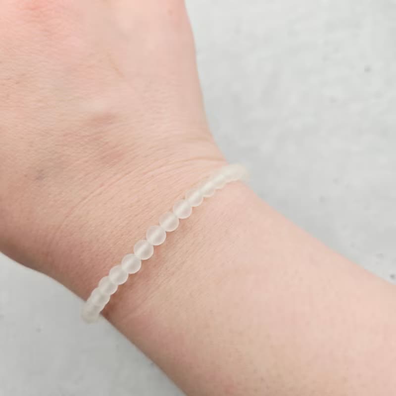 【日本製】フロスト水晶の細身ブレスレット　不器用さんでも安心、ストレスゼロのワンタッチ装着