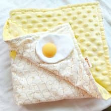 免費繡名字。小米雞。荷包蛋造型安撫被 推車蓋毯 豆絨毯 午睡被