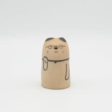 手作り陶人形　まんまるお鼻のメガネ招き猫