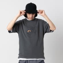Relax Graphic Tee 炭灰色印花小領口廓形寬松通勤短袖棉T恤
