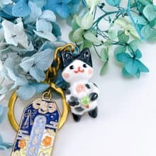【手作吊飾】賓士貓抱三色團子 綴平安喜樂御守配件 陶藝