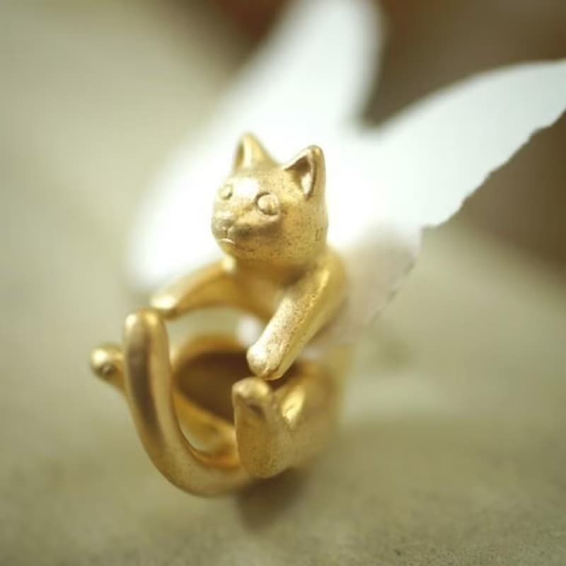 グリとラテュの猫ピアス　ラテュ　マットゴールド　 片耳