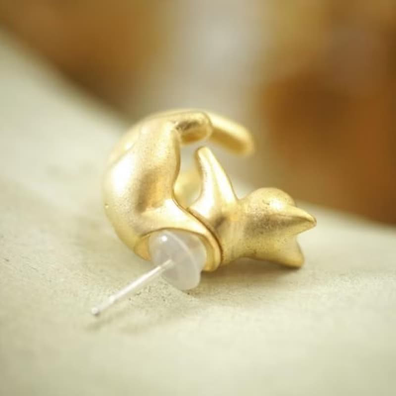 グリとラテュの猫ピアス　ラテュ　マットゴールド　 片耳