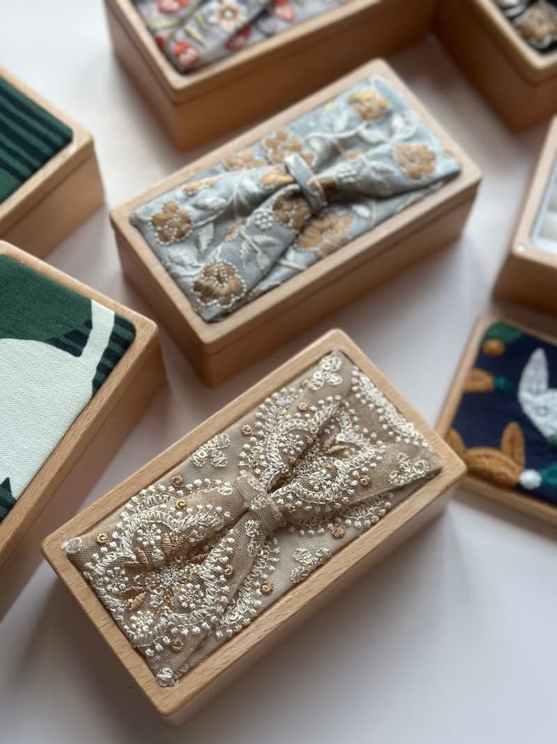 香檳色 印度重工刺繡蝴蝶結實木首飾盒