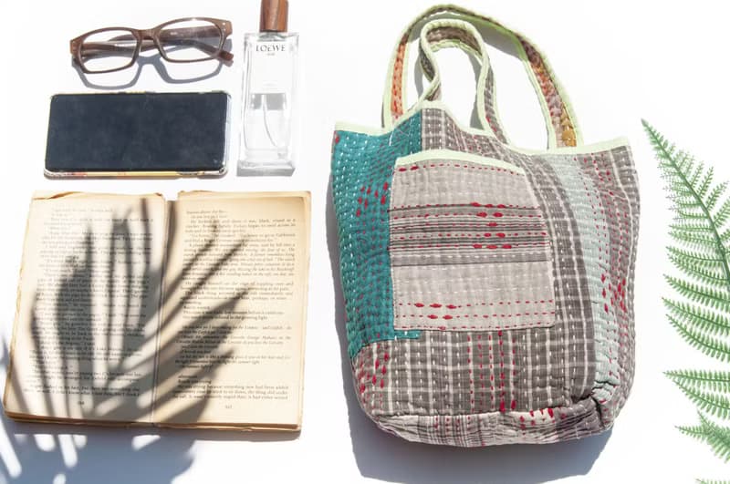 紗麗布手拿包 古布手提包 手工刺繡小物袋 手工縫紗麗布便當袋-彩