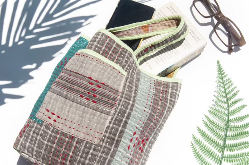 紗麗布手拿包 古布手提包 手工刺繡小物袋 手工縫紗麗布便當袋-彩