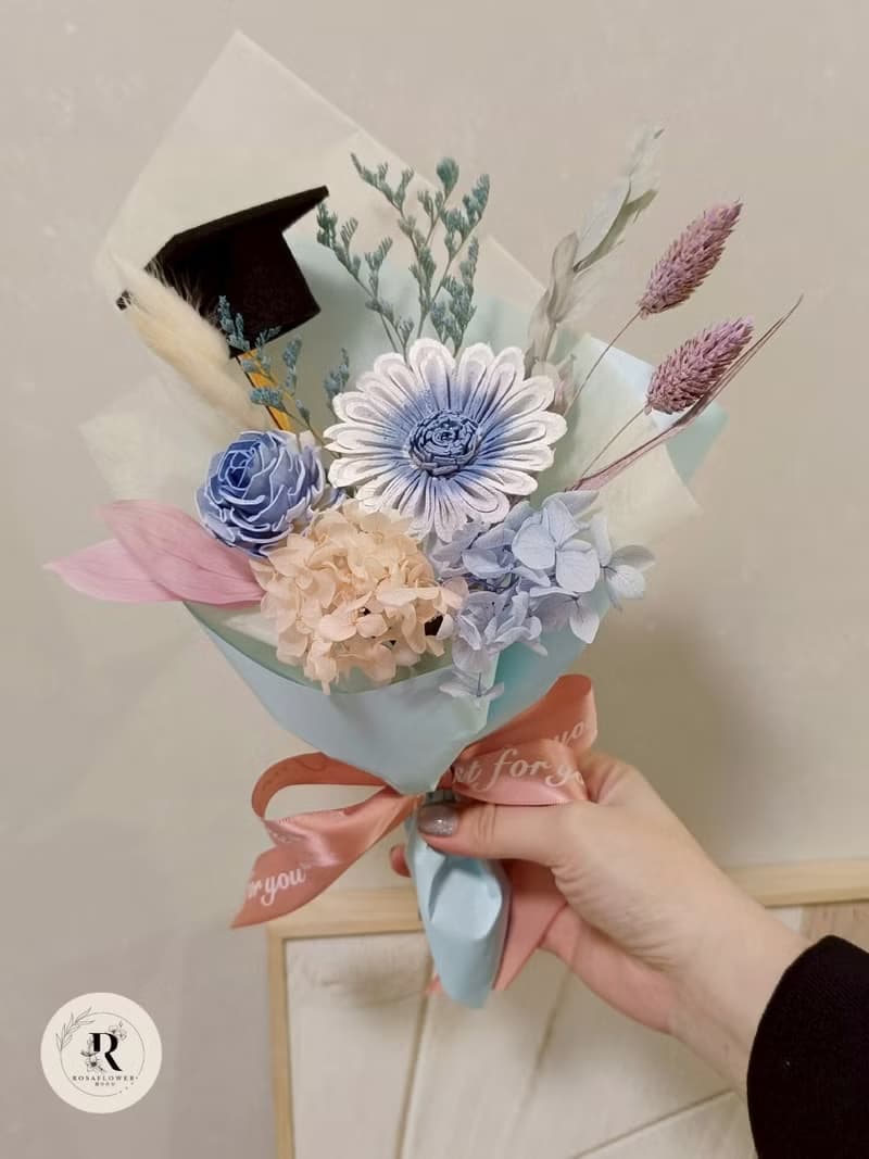 蘿莎花兒 漸層天藍非洲菊索拉花 畢業小花束