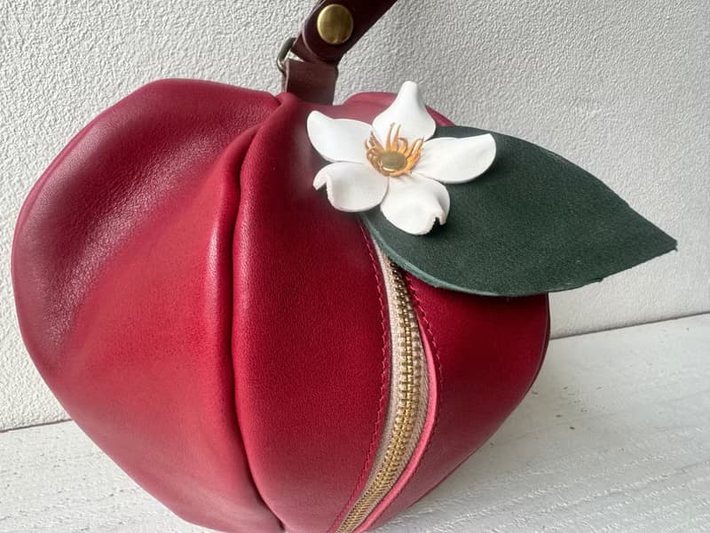 栃木レザー　ミニポーチ 　pomme　レッド  お花付き