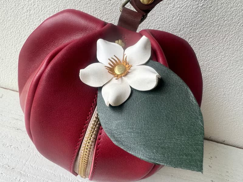 栃木レザー　ミニポーチ 　pomme　レッド  お花付き