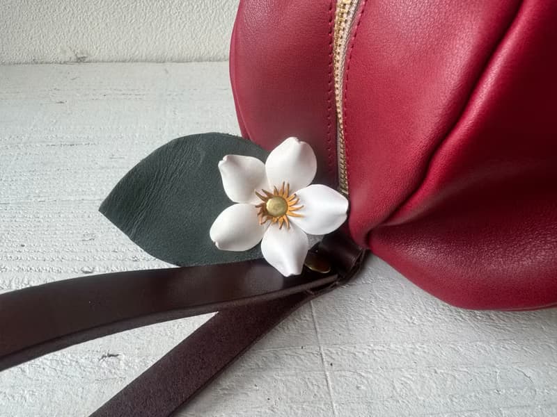 栃木レザー　ミニポーチ 　pomme　レッド  お花付き
