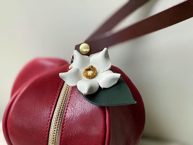 栃木レザー　ミニポーチ 　pomme　レッド  お花付き