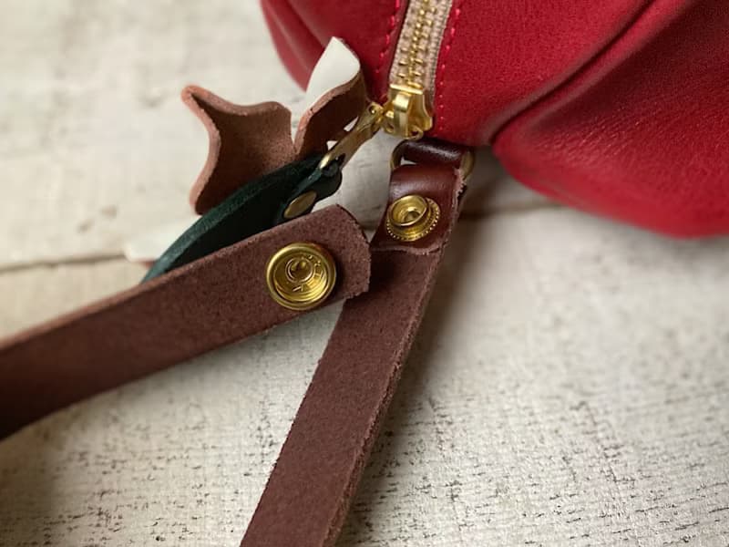 栃木レザー　ミニポーチ 　pomme　レッド  お花付き