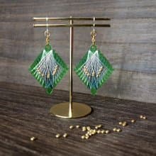 森の木漏れ日 / グリーンのダイヤ型イヤリング / ピアス / 森 / 絹糸 / 送料無料