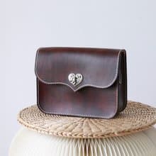 純手染手縫植鞣革复古真皮方包馬鞍包心形擰扣 巧克力色