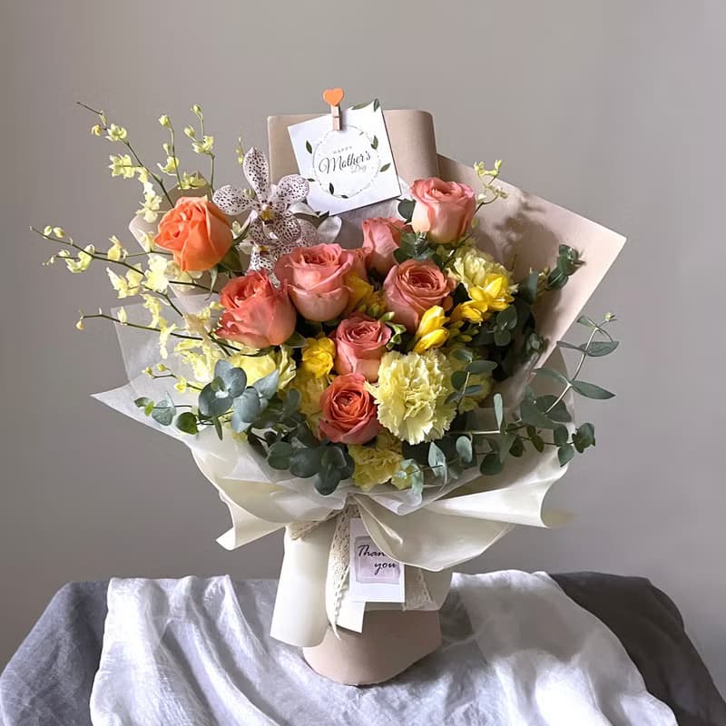 【鮮花】黃橘色玫瑰康乃馨自然風鮮花花束