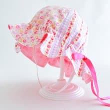 サイズ調整ができる、ベビーチューリップハット　フリルリボン小花柄ピンク、あごゴム付き帽子、女の子出産祝いギフト、出産準備、熱中症予防、かわいい、春夏