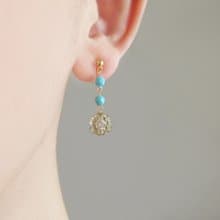 マグネサイトターコイズとドイツビーズのアンティークスタイルイヤリング、ピアス