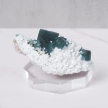 小蝸牛螢石 帶雪景共生 // 內在療癒 舒緩緊張 // 贈底座