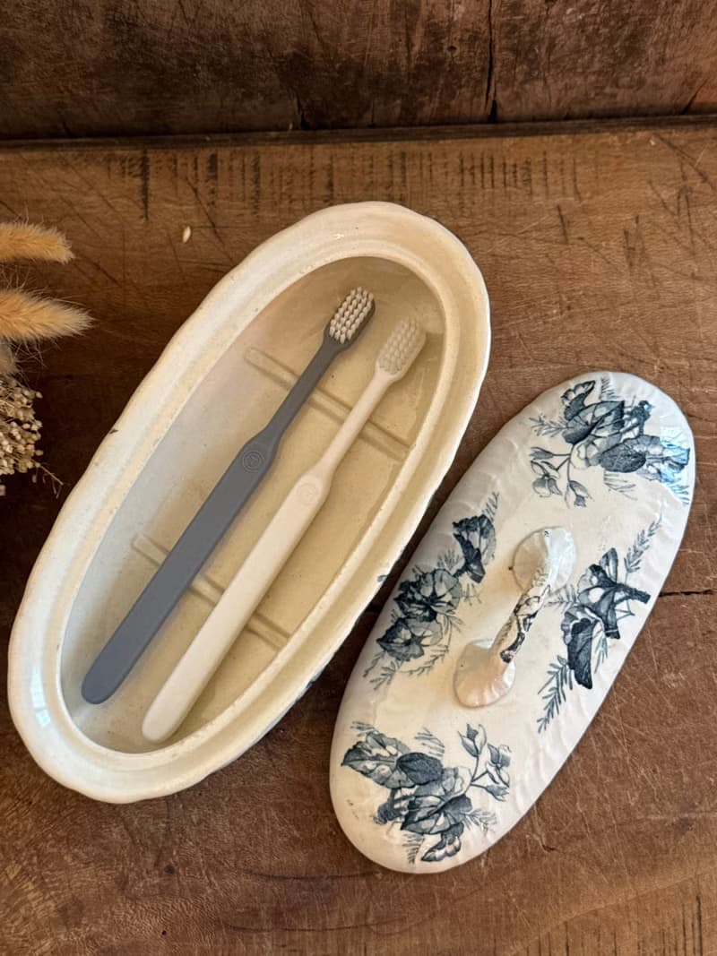 40223-迷人法國古董牙刷瓷盒