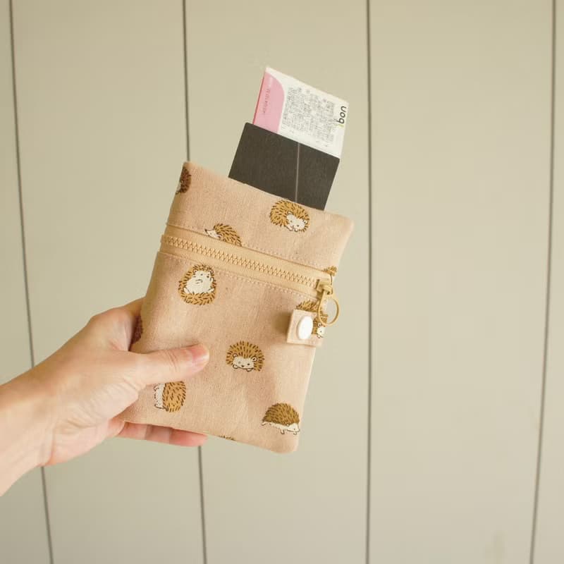 Lovely日本棉麻【刺蝟雙拉鍊多功能短夾護照套】布書套、灰粉E