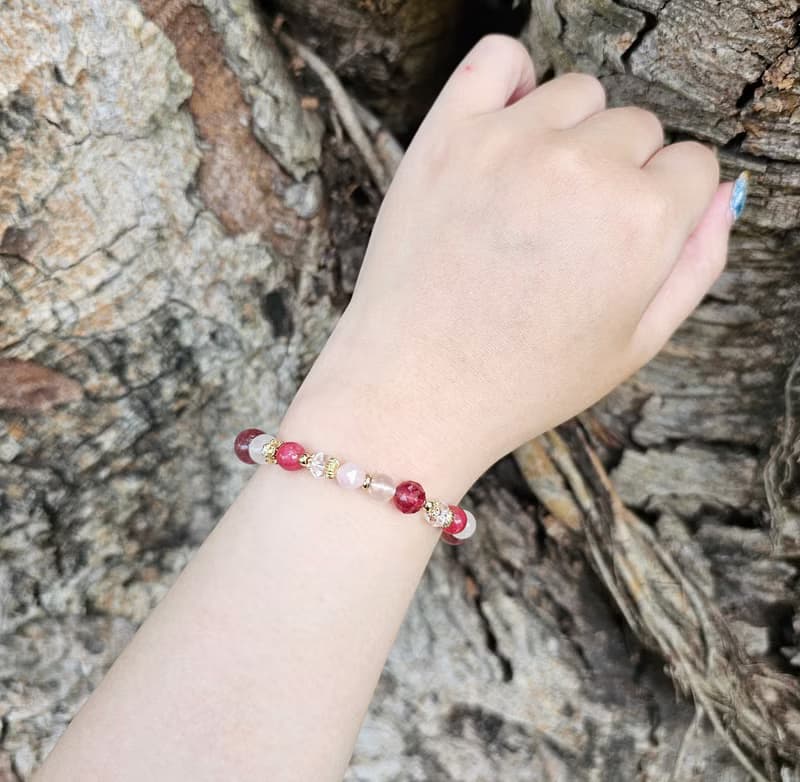 女神光-好人緣/愛情/氣色 /草莓晶/月光石/薔薇石/粉晶水晶手鍊