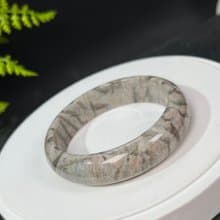 獨特長石手鐲60MM 玉化高瓷星光 肉紅色飄綠小寬條景鐲 平衡磁場