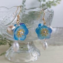 ネモフィラと淡水パールの耳飾り (ピアスまたはイヤリング)　立体プラバン (Shrink Plastic 熱縮片 热缩片) のアクセサリー