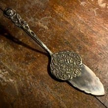 古董銀質華麗蛋糕刀(inside the drawer)