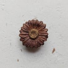 巧克力風味  胡桃木小雛菊徽章