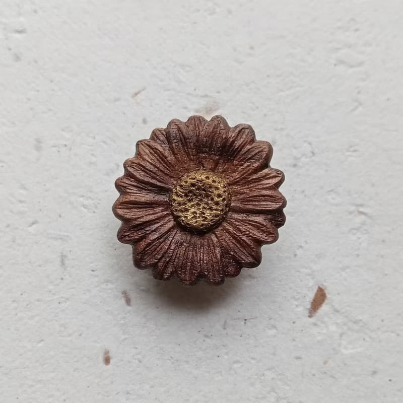 巧克力風味  胡桃木小雛菊徽章