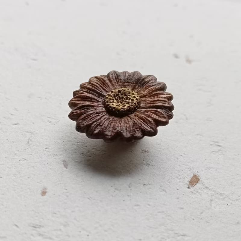 巧克力風味  胡桃木小雛菊徽章