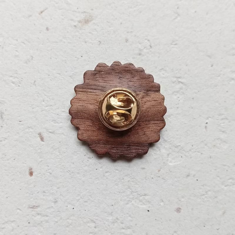 巧克力風味  胡桃木小雛菊徽章